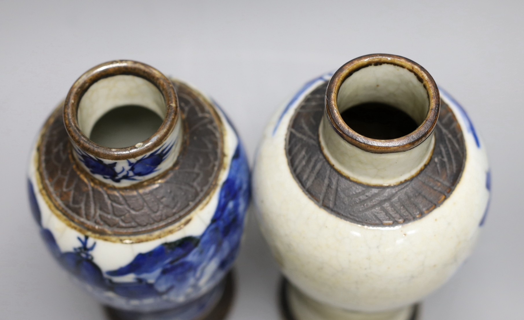 Two Chinese blue and white crackleglaze vases, 19th century, 21.5cm